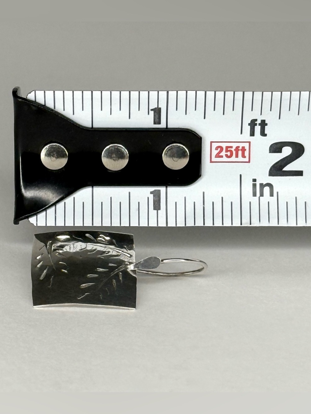 Vintage Signed Ann Harvey AH Sterling Silver Hand Chased Square Earrings - Picture 5 of 9